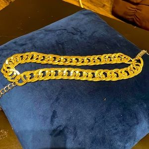 Lightweight gold flat interlock necklace midsize